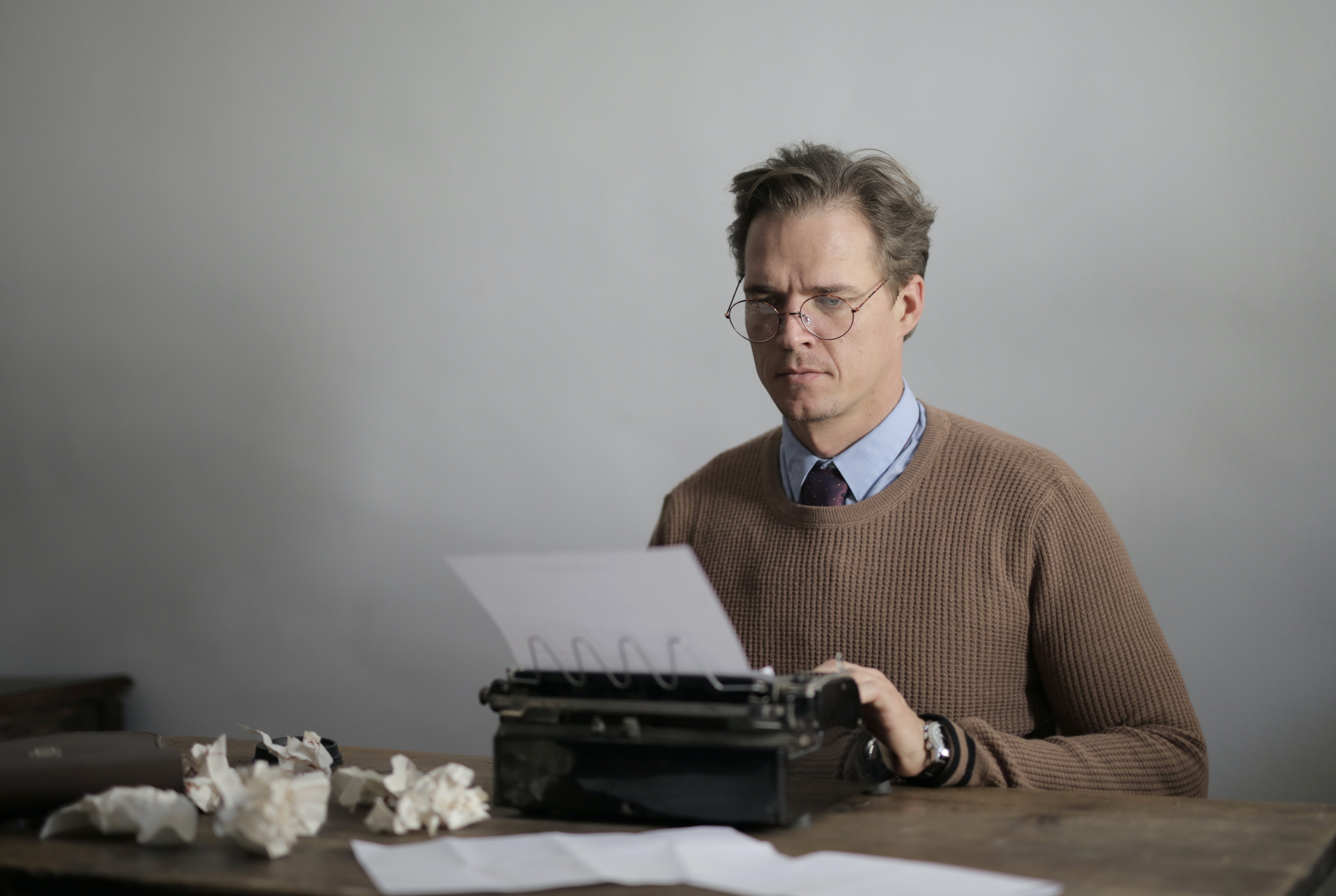 Starší muž píše na psacím stroji.