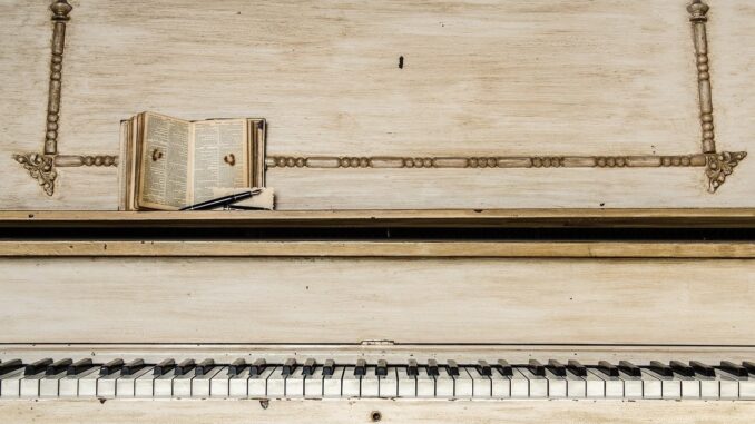 klavír, světlé dřevo, s položenými notami