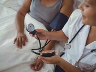 Kontrola krevního tlaku.