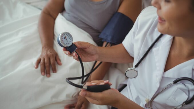 Kontrola krevního tlaku.