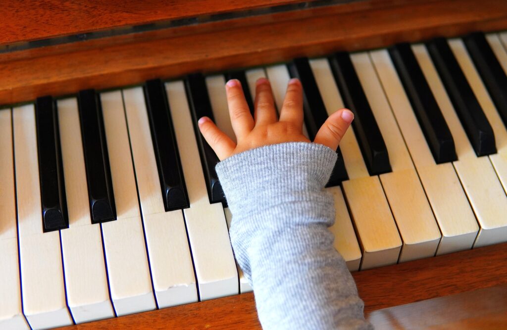 Dětské ruce na klaviatuře.