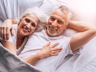 Zamilovaný pár seniorů leží v posteli.