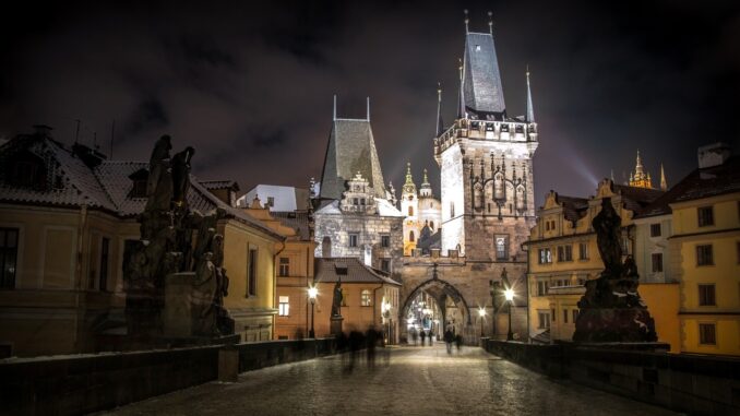 osvětlená prašná brána v Praze