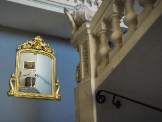 zrcadlo nad historickým schodištěm