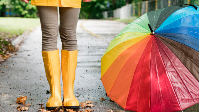 Dívka v gumácích a s deštníkem.