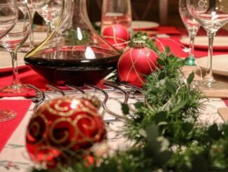 Vánoční prostírání je tradicí, která sahá až do středověku. Tehdy se vánoční stůl obvykle prostíral bílým ubrusem a ozdobami v tradičních barvách Vánoc, jako jsou červená, zlatá a zelená.
