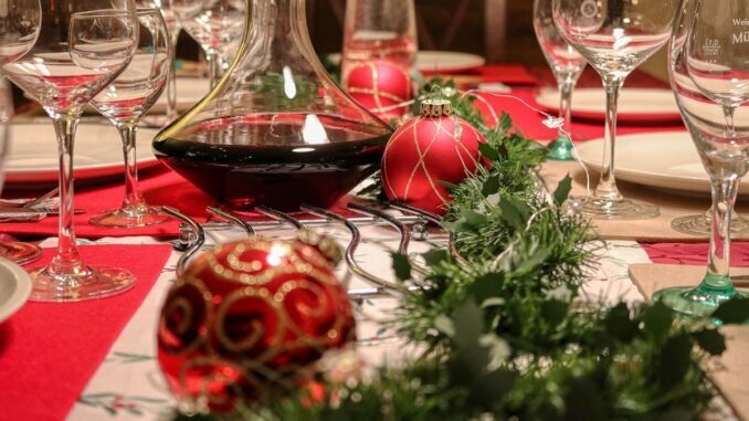 Vánoční prostírání je tradicí, která sahá až do středověku. Tehdy se vánoční stůl obvykle prostíral bílým ubrusem a ozdobami v tradičních barvách Vánoc, jako jsou červená, zlatá a zelená.