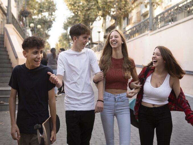 Ridina Ahmedová dává hlas dospívajícím a bourá ticho kolem těla a sebepřijetí